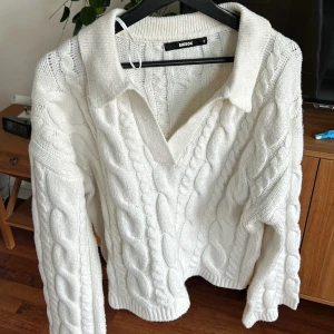 Stickad vit tröja - Använd ett fåtal gånger och säljer då jag tycker att den är för kort på mig som är 180. Mjuk och fin! Köpt för 499kr.