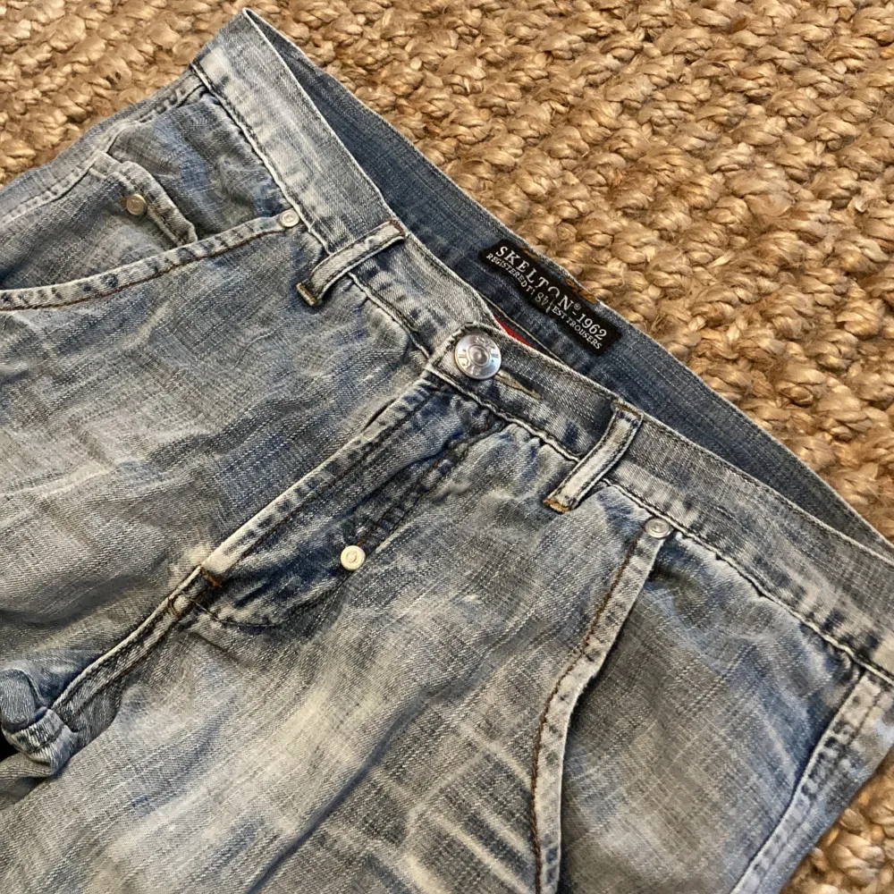 Ännu ett par tvär feta brallor från märket skeleton med lite flared passform, köpta för ungefär 1 och ett halvt år sedan men fortfarande nykvalitet😉. Jeans & Byxor.