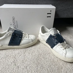 Valentino rockstuds - Säljer nu dessa valentino skorna i rockstud model | Skorna är knappt ingåda och i inprincip nyskick | Storlek 41 men passar upp till 42 | Allt og medföljer + andra lappar som visar på äktahet | Köpta på valentinos hemsida | Nypris 7-9 tusen kr /Hugo 