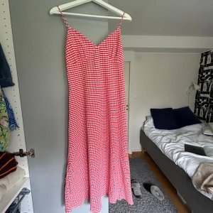Långklänning  - Så söt klänning från Mango som är helt oanvänd!! Är storlek L men passar mig som är en S🤗
