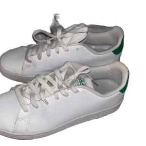 Adidas skor - Säljer dessa supersnygga grön-vita adidasskorna. Verkligen jättesnygga och passar till allt! I