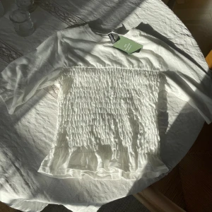 Slutsåld H&M topp - Populär tröja från H&M som nu är slutsåld. Aldrig använd med lappen kvar. 💕💕