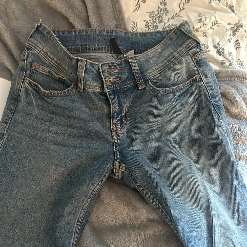 Lågmidjade jeans från hm som inte säljs längre. Gott skick, förutom att de varit lite för långa för mig som är 1.60 så att summen där nere gått sönder lite. Inget som syns när man har på sig de dock 😀. Jeans & Byxor.