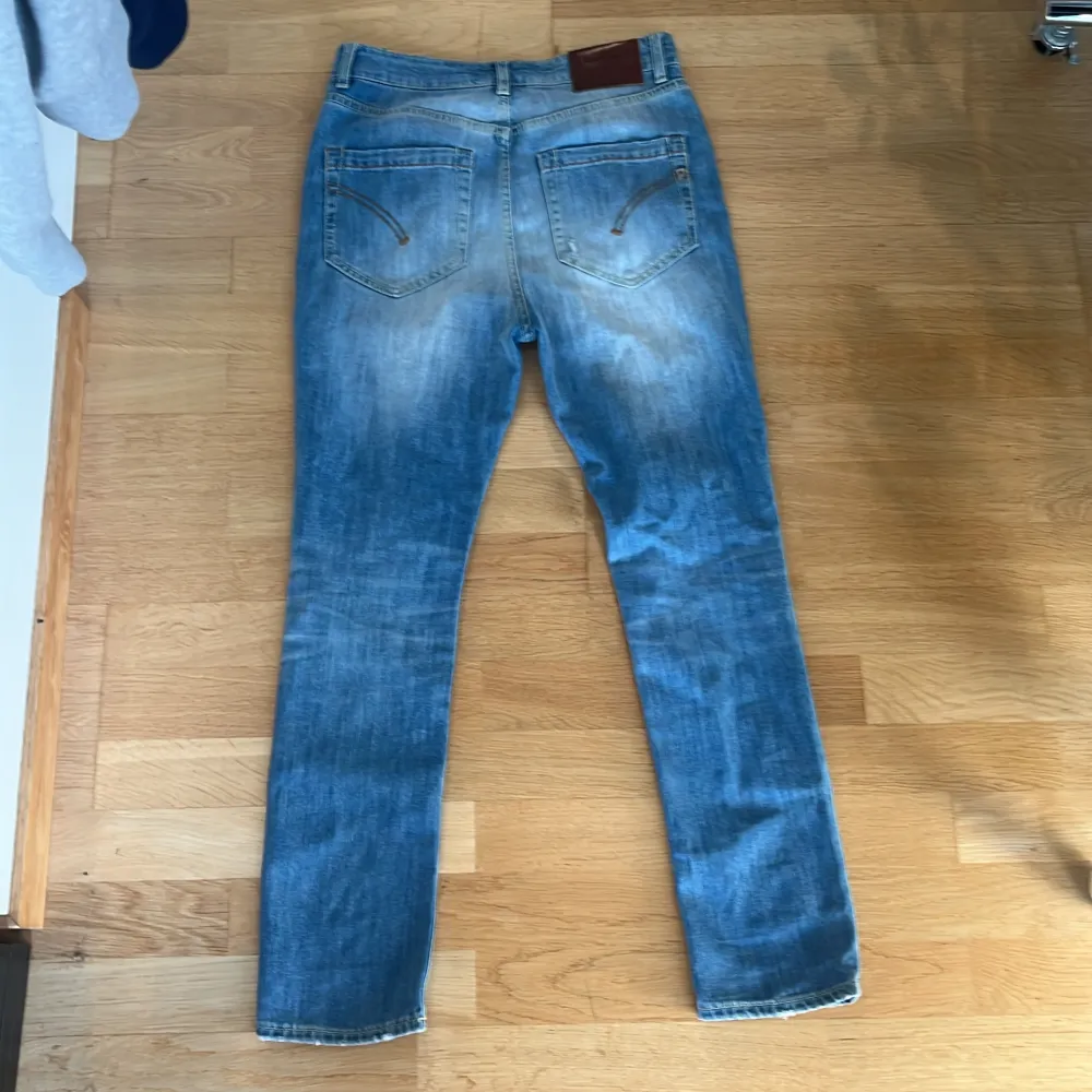 Helt nya använda 1 gång säljer pga fel storlek då jag fick i present original pris 2000-3000 obs de passar 29också . Jeans & Byxor.