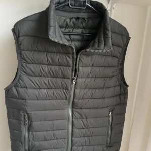 Grön väst - Nu säljer jag denna riktigt fina västen som är perfekt till sommaren! Den är i storlek S och är i bra skick. Västen har inget märke. Ställ frågor vid funderingar!