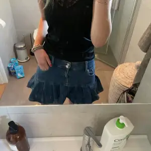 Volang kjol från weekday 