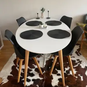 Säljer denna fina matgrupp (matbord + 4 stolar) från Mio. Medföljer bordsunderlägg i svart, grönt och vinrött. Hämtas i uppsala. Meddela för fler bilder. Pris kan diskuteras. 