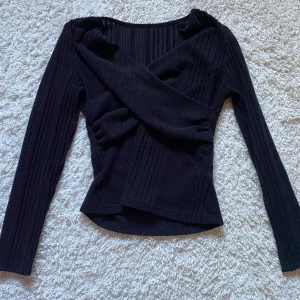 Söt fest topp🫶🏼 - Storlek S. Inga skador och sitter jätte fint. Liten u-ringing💓