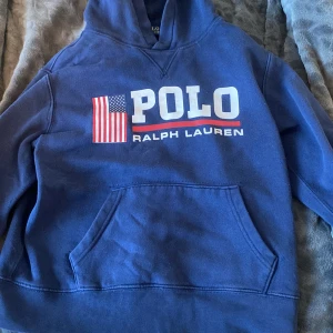 Ralph Lauren hoodie 10-12  - 7/10 skick storlek 10-12 passar 140-153nypris omkring 1000kr