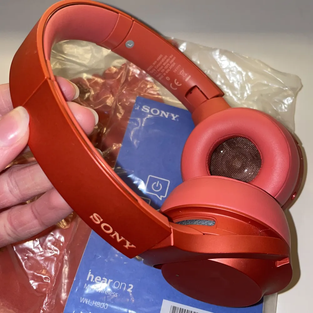 Säljer dessa hörlurar från Sony! Dom är köpte för länge sedan men fungerar fortfarande, laddningssladden finns inte kvar men det kan man köpa på typ Net&Net(micro USB). Men det finns en sladd så att man kan lyssna på datorn✨💕. Accessoarer.