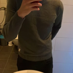 Stickad dobber tröja - Skön snygg dobber tröja i stickat material, jätte bra skick nästan aldrig använd, nypris: 399