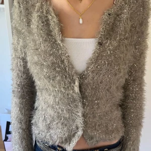 Super snygg glitter tröja!!! - Super fin tröja från Saint tropez, tröjan är jättebekväm och i ett bra skick. Tröjan är i stl S men passar även som Xs. Säljer för att jag rensar i min garderob. Du kan alltid komma med Pris förslag! 