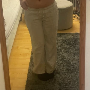  linnebyxor!  - Lågmidjade beigea linnebyxor som tyvärr inte kommer till användning längre. Skriv för frågor eller fler bilder! 💓💓