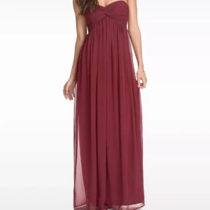 Vinröd balklänning  - Så fin balklänning som endast använts en gång, därav i superfint skick. Klänningen är köpt från Nelly. Den har gummiresår så den inte glider ner. Jag är 172 och den är ända ner till marken plus några cm till.