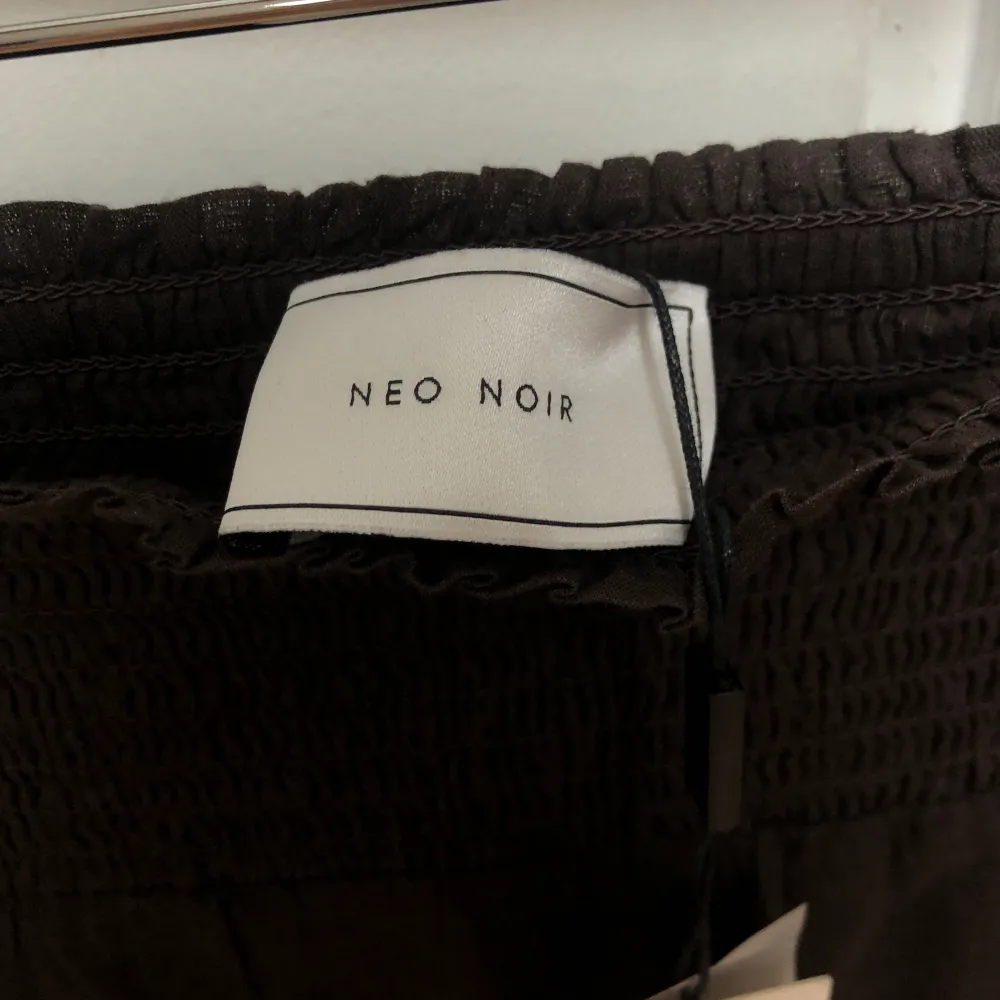 Helt ny kjol från Neo Noir, mörkbrun, med resår. Stl 36/S Passar även stl 38/M. Nypris 600kr, säljer även blusarna (zara, hm) , se mina andra annonser. . Kjolar.