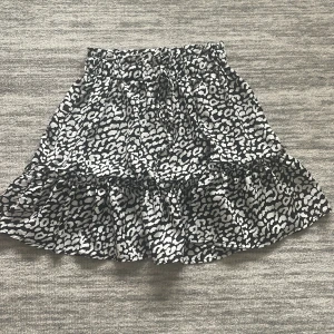 Kläder - Säljer alla dessa fina kjolar och en klänning! De har knappast andvänds och jag säljer för att jag ej använder de! De har inga fläckar och jätte bra kvalité. Kjol 1 är från shein, kjol 2/3 är från lager 157 och klänningen är från hm💗