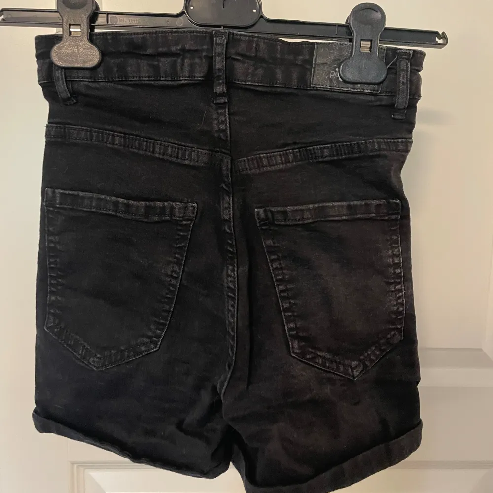 Svarta jeansshorts från Gina Tricot. Använda men i fint skick. Ganska små i storleken så skulle säga att de är mer som XS än S. . Shorts.