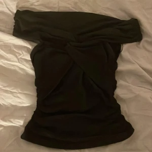 Fest topp - Svart trendig "off shoulder topp" från bikbok, i superbra skick❤️ Endast använt 2 gånger så i toppskick, Köpte på plick av siril, tröjan är stretchig men ej genomskinlig