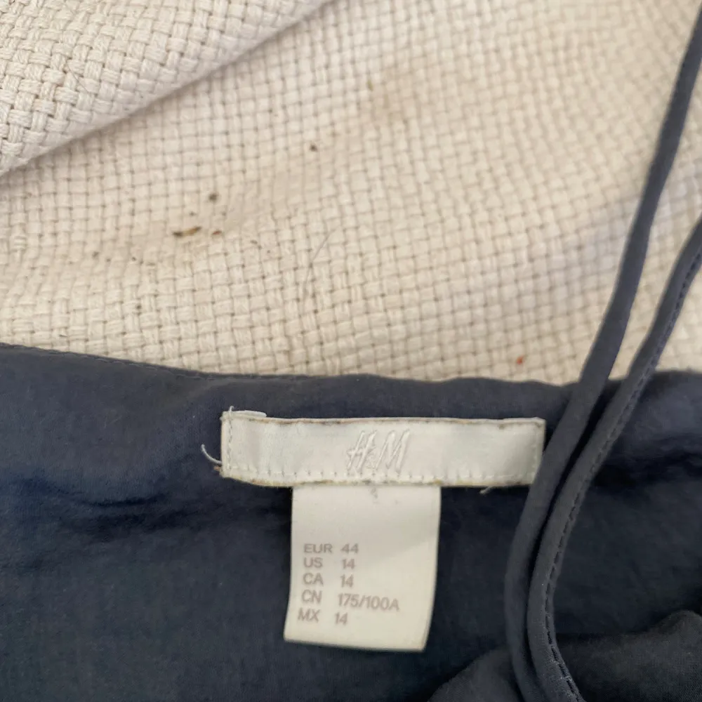 Säljer detta marinblåa linne då jag inte tycker att jag bär upp det snyggt. Storlek 44, men skulle nog säga mer som storlek 40.  Skicket på linnet är mycket bra, använd några få gånger. Tidgare köpt från h&m, säljer för 159 kr + frakt . Toppar.