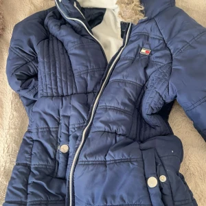 tommy jacka - säljer den då är den är lite för liten  stl 152 passar en XXS Lite defekter som går att fixa därav priset i mörk blå