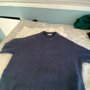 Stickad t-shirt - Säljer denna då den inte ofta kommer till användning hemma hos mig. Tidgare köpt från Gina för 300 kr om jag minns rätt säljer för 200 kr. Då den är använd 3 gånger.Storlek L men skulle säga att M också kan bära upp den. 