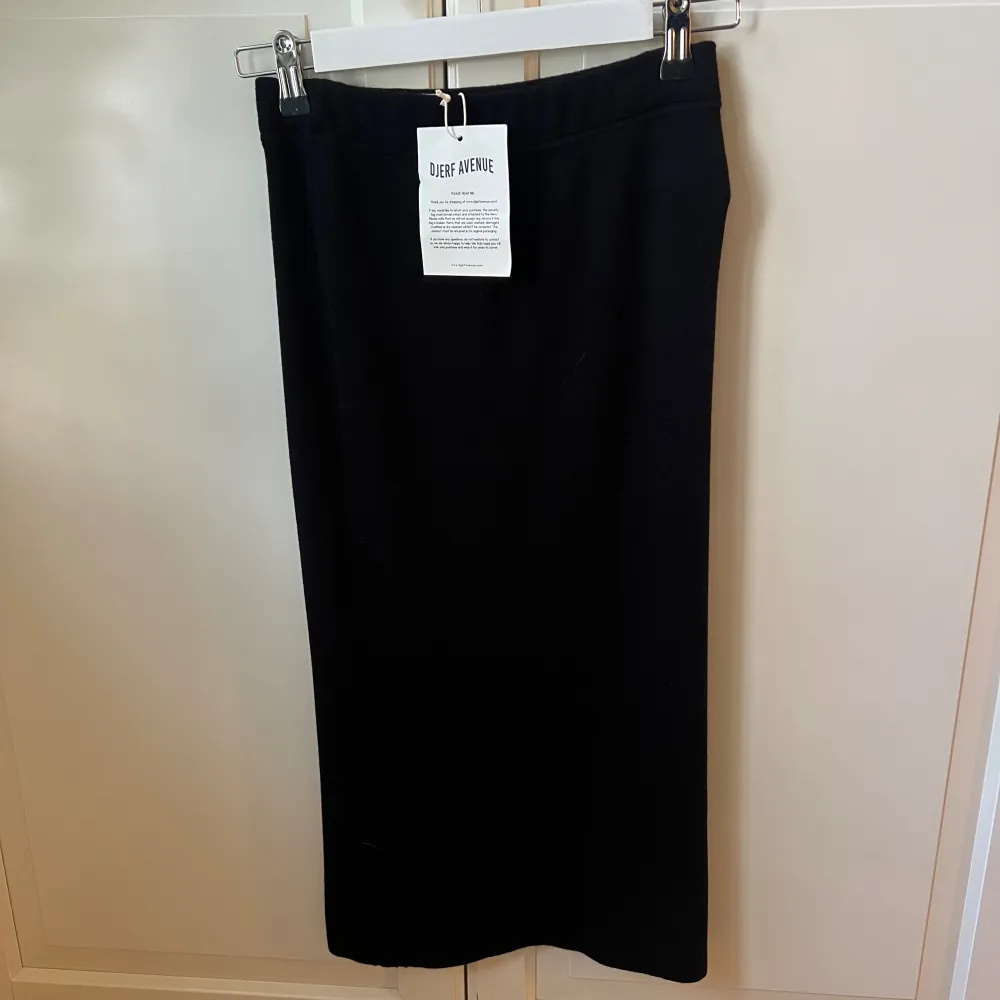 Dierf avenue midi skirt Långkjol från Djerf Avenue i svart,  storlek xxs, helt oanvänd med lappar. . Kjolar.