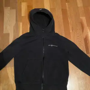 Hej säljer denna hoodie som jag har använt många gånger och tappat lite färg men ändå så är den i bra skick!