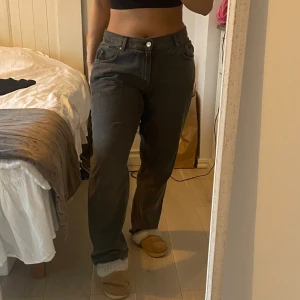 Mörk gråa jeans - Mörk gråa oversize baggy jeans från Gina tricot. Andvänd ett par gånger, men fortfarande i bra skick. Säljer pga viktnedgång. Storlek 44. Snygga och stiliga till vardagen samt spicy nights. Var en av mina favorit jeans! 
