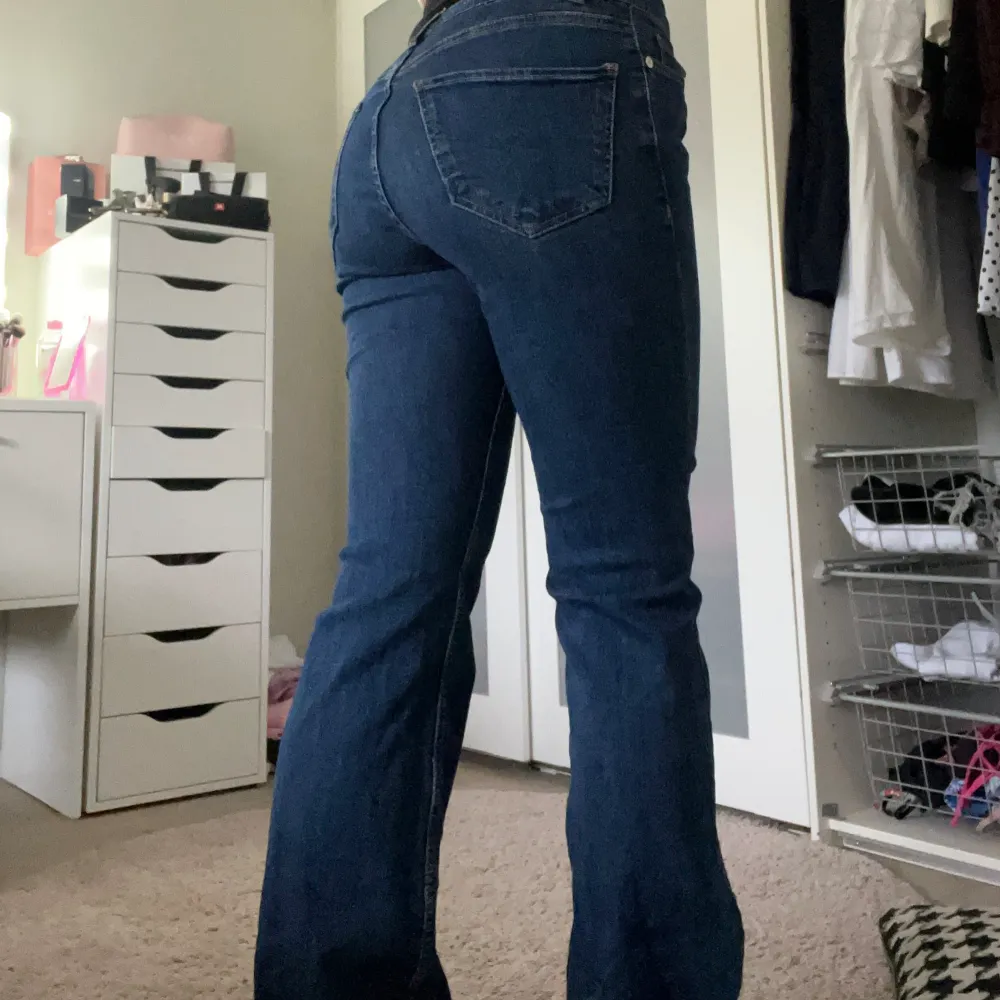 Fina utsvängda jeans från Mango! Avklippta längs ner så de passar för mig som är 165💞💞. Jeans & Byxor.