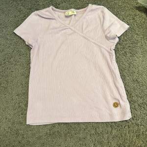 Lila/pastel lila T-shirt från Lindex i storlek 134/140,Väldigt nytt sckick säljer pga inte min stil!❤️