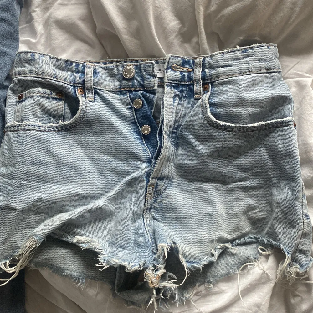 Säljer mina skitsnygga jeansshorts från zara, då de är lite små för mig💕 skriv för fler bilder eller frågor . Shorts.