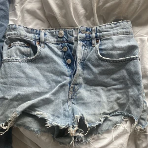 Jeansshorts  - Säljer mina skitsnygga jeansshorts från zara, då de är lite små för mig💕 skriv för fler bilder eller frågor 