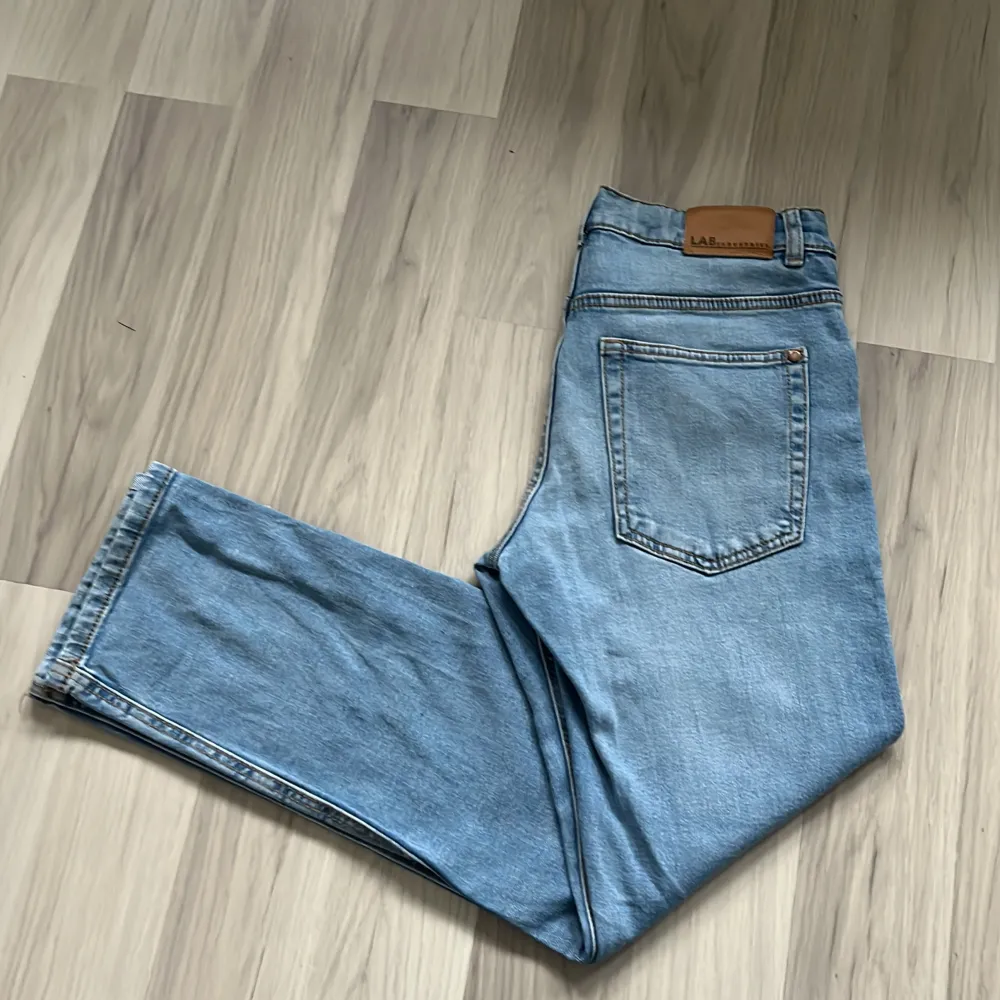 Hej! Säljer ett par jeans från Kappahl! Riktigt fin färg och dom är fåtal gånger använda! Modellen är baggy i storleken 160 cm men sitter slim vid ca 170 cm.🤝Riktigt snygga till sommaren! Skriv vid minsta intresse mvh DC 🙌. Jeans & Byxor.