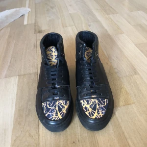 RESCHIA X Martin Bergström - Riktiga läderskor från RESCHIA X Martin Bergström. Använda en gång så väldigt bra skick. Nypris 1600kr. Strl 36. 