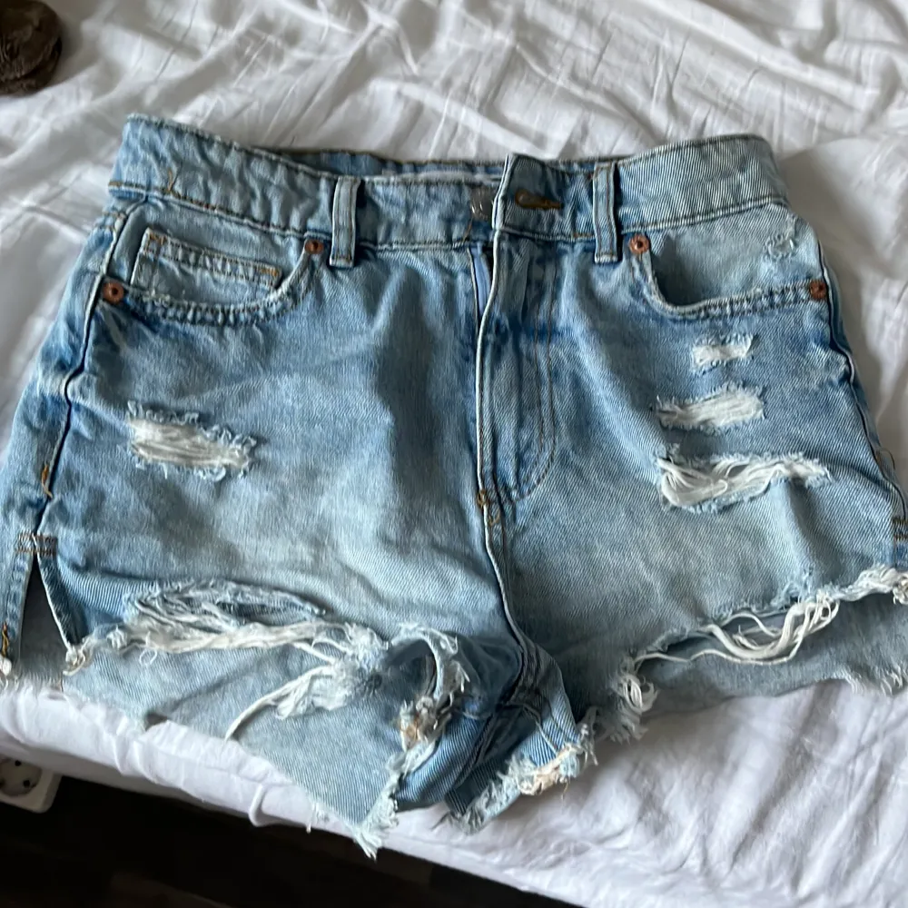 Säljer dessa super fina jeansshortsen då de är för små för mig🩷 (bilden är tagen på en vän) Shortsen är rätt använda därav priset, men skit coola överlag!☺️. Shorts.