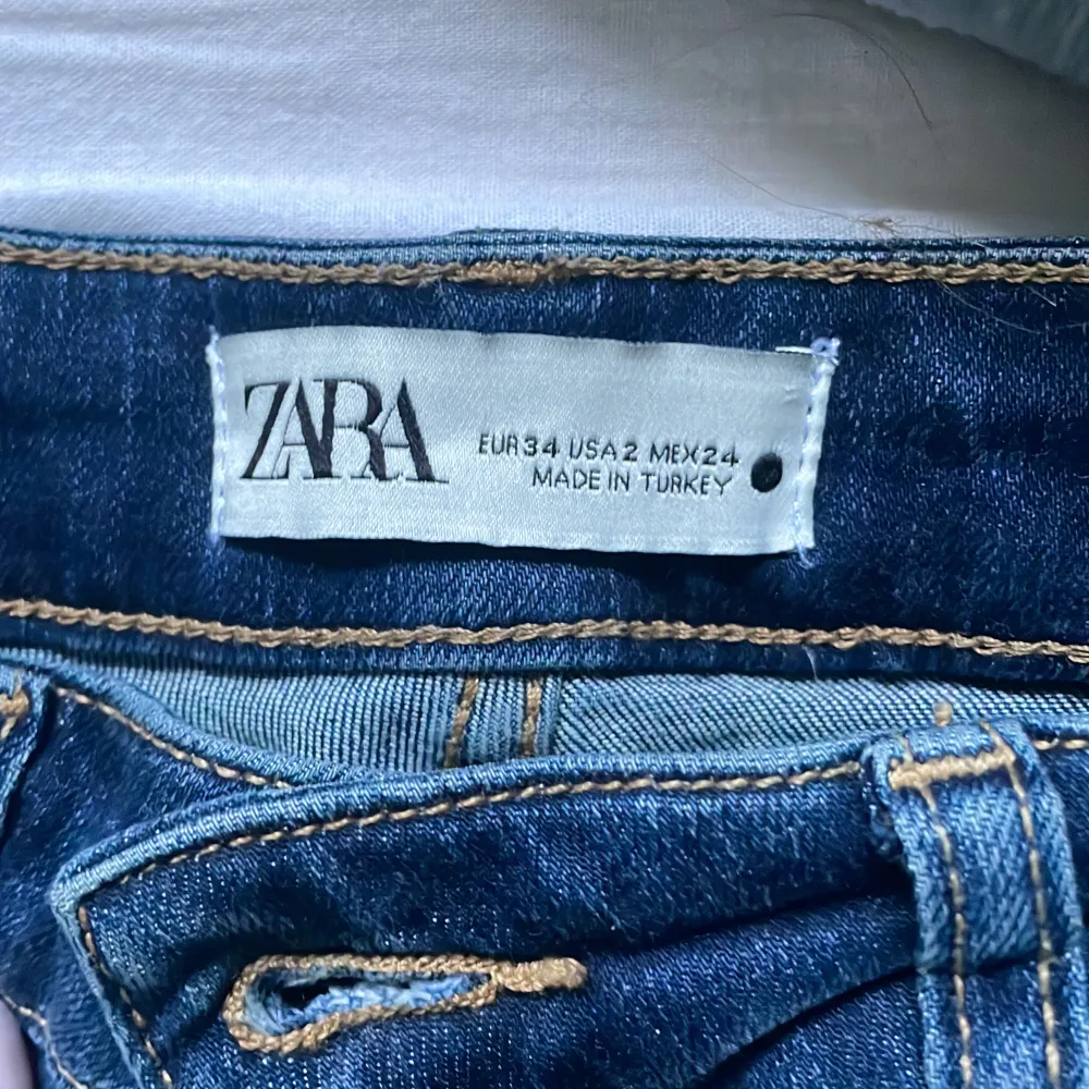 Säljer mina mörkblåa lowwaist bootcut jeans då jag inte använder dem längre! Super fint skick! Storlek 34 från zara passar mig bra som är 166cm. Säljer för 200kr + frakt (pris kan dock diskuteras!). Jeans & Byxor.