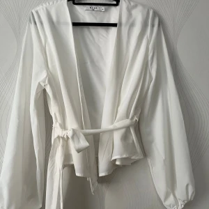 Blusa - Vit blusa fr.NAKD storlek 38 Oanvänd