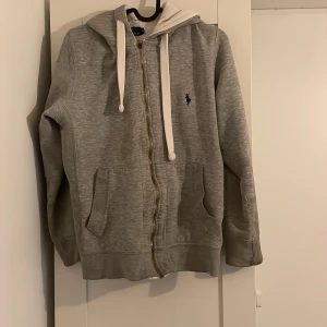 Ralphlauren zip - Storlek s på tröjan sitter mer som xs saknar en del av 