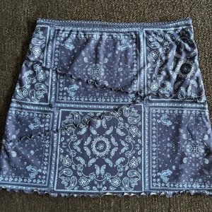 Minikjol - Fin mönstrad kjol, aldrig använd 