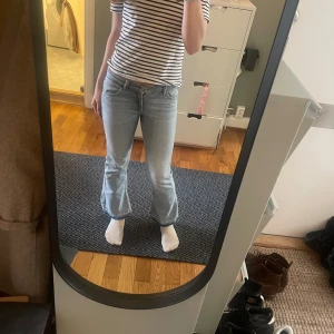 Superfina jeans 💙 - Jag säljer mina snygga Zara jeans då dem blivit för små/korta.  Om du vill ha flee bilder är det bara att skriva 💗