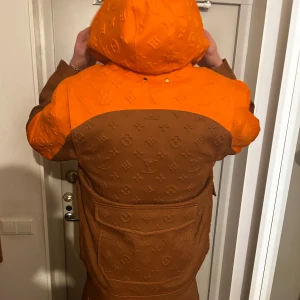 LOUIS VUITTON CARPENTER JACKA - Skön Street style carpenter jacka. Aldrig sett ngn med denna så väldigt unik. Byxorna på bilden säljs oxå, baggy carpenter jeans med LV stripes på.   Köpt i Dubai, inget kvitto. Tags finns kvar, änvand en utekväll. Sista sålda på StockX va för 45000😳