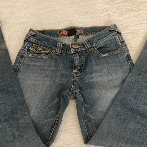 Jätte snygga lowaist jeans köpta på second hand som tyvärr inte kommer till användning längre, de är lite slitna nere vid benet men annars i nyskick, kontakta för fler frågor💗💗