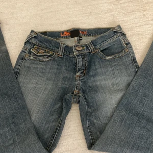 Lowaist bootcut jeans - Jätte snygga lowaist jeans köpta på second hand som tyvärr inte kommer till användning längre, de är lite slitna nere vid benet men annars i nyskick, kontakta för fler frågor💗💗