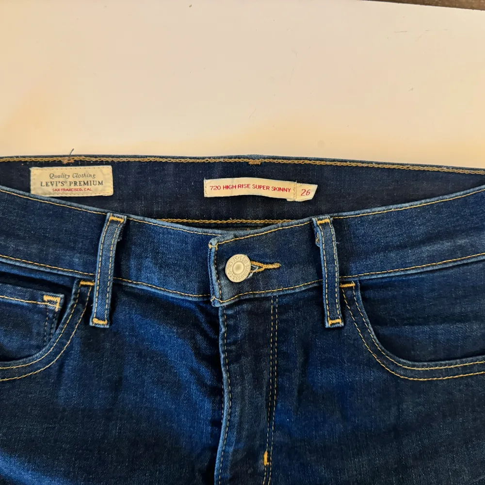 Mörkblåa jeans från Levis. Knappt använda och i väldigt bra skick!. Jeans & Byxor.