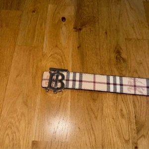 Burberry bälte - Bältet är aldrig använt och i toppskick! En liten detalj som kan få din outfit att gå från en etta till en tia. Bältet är 115cm långt.