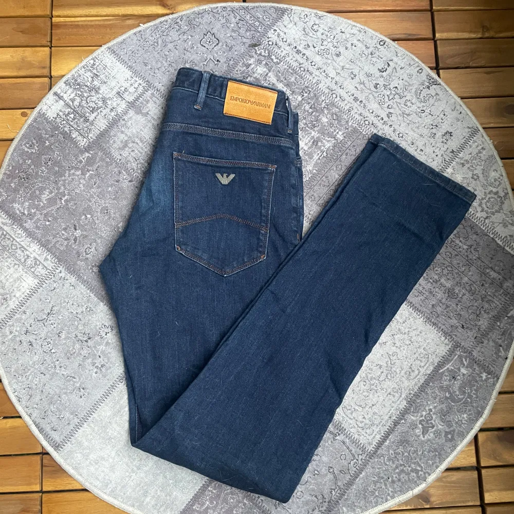 Riktigt snygga Armani jeans som är oanvända.  Storlek 30 34 men sitter som 30 32. Vid frågor eller funderingar så är det bara att skriva :) . Jeans & Byxor.
