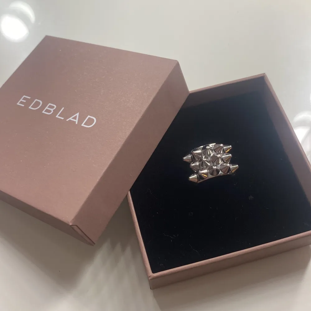 Jätte fin populär ring från Edblad i silver!💋säljer för att jag gillar guld mer. Ny pris 400kr, säljer för 200kr ink frakt. Nästan aldrig använt🌟storlek S/16.8 (boxen kommer med). Accessoarer.