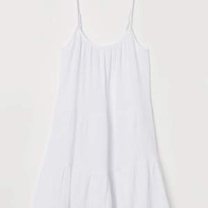Säljer denna jättefina vita sommar klänning från H&M. Inga täcken på användning då den har antänts ett fåtal gånger. 🌸  