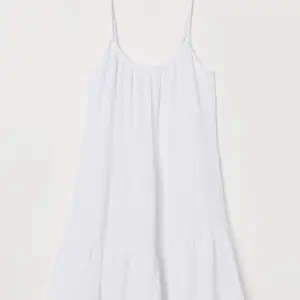 Säljer denna jättefina vita sommar klänning från H&M. Inga täcken på användning då den har antänts ett fåtal gånger. 🌸  