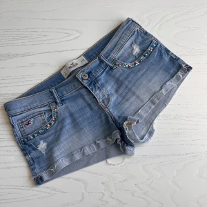 Lågmidjade Hollister shorts - Intressekoll på mina jeansshorts som jag köpte och aldrig har använt. Tryck inte på köp nu!!